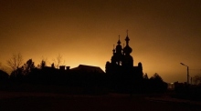 Nach einem Raketenangriff in den Außenbezirken von Charkiw leuchtet der Himmel auf. Foto: EPA-EFE/Sergey Kozlov