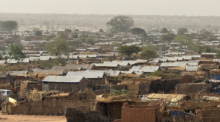 Blick auf das Flüchtlingslager Aboutengué im Osten des Tschad nahe der Grenze zum Sudan, in dem zehntausende Menschen leben. Archivfoto: dpa/Eva Krafczyk