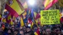 Protestkundgebung gegen die von der spanischen Regierung mit den pro-unabhängigen katalanischen Parteien geschlossenen Pakte. Foto: epa/Borja Sanchez-trillo