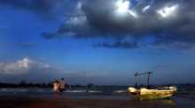 Touristen gehen am Strand von Mirissa, Sri Lanka, entlang. Foto: M.A.Pushpa Kumara/dpa