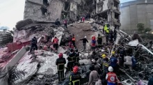 Nach israelischen Luftangriffen in Beirut suchen Rettungskräfte unter Trümmern nach Vermissten, mehrere Gebäude wurden schwer beschädigt. Foto: epa/Wael Hamzeh