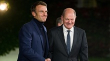 Bundeskanzler Olaf Scholz (SPD, r) empfängt Emmanuel Macron, Präsident von Frankreich, zum Tag der Deutschen Einheit zu einem Abendessen im Bundeskanzleramt. Foto: Fabian Sommer/dpa