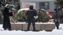 Menschen legen Blumen zum Gedenken an den Tod des russischen Oppositionsführers Alexej Nawalny in der Nähe der Gedenkstätte für politische Gefangene in Moskau nieder. Foto: epa/Sergei Ilnitsky