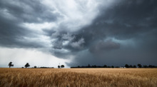 Dunkle Gewitterwolken sind am Himmel über dem Landkreis Tübingen zu sehen. Foto: Nicklas Walther/Onw-images/dpa