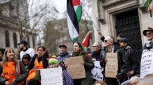 Anhänger von Palestine Action feiern vor den Royal Courts of Justice ihren juristischen Erfolg. Foto: Tolga Akmen/epa