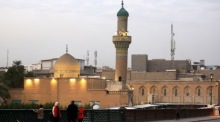 Menschen unterhalten sich auf der Al-Shuhadaa-Brücke im historischen Zentrum von Bagdad. Foto: EPA/Ahmed Jalil