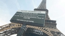 Der Eiffelturm in Paris mit einer Hinweistafel zur vorzeitigen Schließung wegen der anhaltenden Hitzewelle in Frankreich. Foto: AFP/dpa/charlotte Siemon
