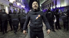 Ein alleinstehender Anhänger von Calin Georgescu (C) ruft seinen Mitstreitern zu, während er mit dem Rücken zu den Bereitschaftspolizisten steht. Foto: epa/Robert Ghement