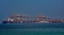Frachtschiffe liegen im Hafen von Khor Fakkan in den Vereinigten Arabischen Emiraten vor Anker. Der Hafen soll angesichts der Spannungen in der Straße von Hormus ausgebaut werden. Foto: Ali Haider/epa