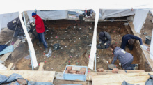 Archäologen graben die menschlichen Überreste aus einem der bisher größten in Deutschland entdeckten Pestgräber aus. Foto: Daniel Löb/dpa