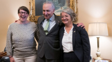 Chuck Schumer (M), Mehrheitsführer der Demokraten im US-Senat, begrüßt Paivi Nevala (l), Ministerberaterin der finnischen Botschaft, und Karin Olofsdotter, Schwedens Botschafterin in den USA