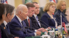 Joe Biden (3.v.l), Präsident der USA, nimmt an einer Arbeitssitzung mit dem Kronprinz von Saudi-Arabien, bin Salman, im Al-Salman-Königspalast teil. Foto: Saudi Press