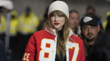 Taylor Swift trägt eine Jacke mit der Rückennummer von Kansas City Chiefs Tight End Travis Kelce, als sie vor dem NFL Spiel zwischen den Chiefs und den Miami Dolphins ankommt. Foto: Ed Zurga/Ap/dpa