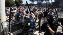 Neofaschistische Gruppen, Extremisten und Ultras geraten mit Polizisten aneinander. Foto: epa/Angelo Carconi