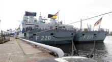 Die Fregatten Hamburg (L) und Hessen der Deutschen Marine während einer Pressekonferenz. Foto: epa/Toms Kalnins