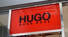Logo und Schriftzug des Modekonzerns Hugo Boss an einem Geschäft in einem Einkaufszentrum in Moskau. Westliche Marken stehen wegen Russland-Geschäften in der Kritik. Foto: epa/Maxim Shipenk