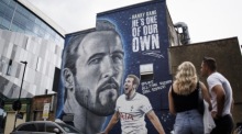 Menschen betrachten ein Harry-Kane-Wandbild in der Nähe des Stadions von Tottenham Hotspur in London. Foto: EPA-EFE/Tolga Akmen