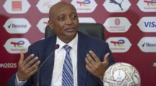 CAF-Präsident Patrice Motsepe spricht bei einer Pressekonferenz in Rabat vor dem Afrika-Cup 2025 über das bevorstehende Turnier. Foto: EPA/Jalal Morchidi