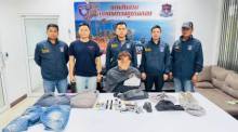 Der mutmaßliche Täter wurde nach seiner Festnahme gemeinsam mit sichergestellten Gegenständen auf der Polizeistation Chalong präsentiert. Bild: Chalong Police Station