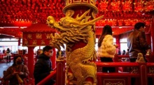 Während der Feierlichkeiten zum chinesischen Neujahrsfest gehen Menschen an einer Drachenstatue vorbei, während sie in einem Tempel beten. Foto: epa/Ritchie B. Tongo