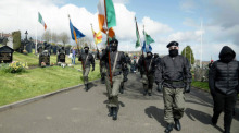 Parade der "dissident republicans" in Derry/Londonderry (undatierte Aufnahme aus 2023). Die Dokumentation «Nordirland, der gefährdete Frieden» wird am 02.04.2024 auf Arte ausgestrahlt. Foto: Découpages/Arte/dpa