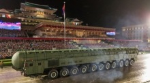 Eine neue Interkontinentalrakete wird bei der Militärparade zum 80. Jahrestag der Arbeiterpartei in Pjöngjang präsentiert. Foto: epa/Kcna