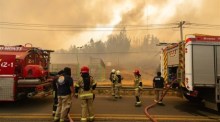 Feuerwehrleute löschen einen Brand in Puren, Region Araukanien. Foto: epa/Esteban Paredes Drake