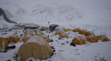 Eingeschneite Zelte stehen am vorgeschobenen Basislager in 6 500 Metern Höhe am Mount Everest, der auf tibetisch «Qomolangma» heißt. Foto: Zhaxi Cering/Xinhua/dpa