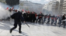 Griechenlands Studenten demonstrieren in Athen gegen das Gesetz über private Universitäten. Foto: epa/Kostas Tsironis