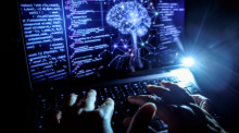 Eine Person arbeitet an einem Computer mit KI-generierten Grafiken und Programmcode auf dem Bildschirm. Foto: dpa/Oliver Berg