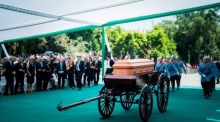 Das Außenministerium Chiles zeigt den Sarg des ehemaligen chilenischen Präsidenten Sebastian Pinera während seiner Beerdigung im Parque del Recuerdo in Santiago. Foto: epa/Ministerio De Relaciones Exteriores