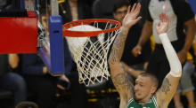 Der Center der Boston Celtics, Daniel Theis (R). Foto: epa/John G. Mabanglo