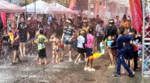Zahlreiche Besucher feiern das Songkran-Festival 2026 im Phon King Phet Park und entlang der Damnoen Kasem Road in Hua Hin. Bild: Government Public Relations Department (PRD)