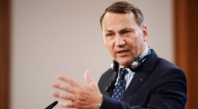 Polens Außenminister Radosław Sikorski spricht bei einer Pressekonferenz des Deutsch-Polnischen Forums in Berlin. Foto: EPA/Clemens Bilan