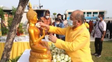 Behutsam wird die hochverehrte Buddha-Statue mit Wasser begossen. Bild: PR Pattaya