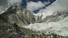 Mitarbeiter sammeln Müll am Basislager des Mount Everest, um die Abfälle später nach Kathmandu zum Recycling zu transportieren. Foto: Spcc Handout