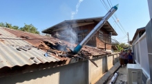Eine traditionelle Isaan-Rakete ist auf das Dach eines Wohnhauses gestürzt und hat sichtbare Schäden hinterlassen. Foto: Der Farang (ai)