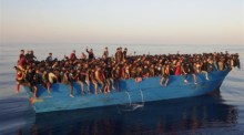 Die ca. 400 Migranten auf einem Boot vor der Insel Lampedusa. Foto: epa/Concetta Rizzo