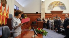Gordana Siljanovska-Davkova, die neu gewählte Präsidentin Nordmazedoniens, nimmt an der Zeremonie ihrer Amtseinführung im Parlament in Skopje teil. Foto: epa/Georgi Licovski