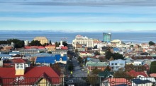 Stadt Punta Arenas und die Magellanstraße während der Evakuierung von Menschen in ein sicheres Gebiet nach einem Erdbeben in Punta Arenas. Foto: epa/Ignacio Cardenas