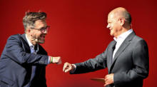SPD-Spitzenkandidat für die Landtagswahl in Nordrhein-Westfalen Thomas Kutschaty (L) und Bundeskanzler Olaf Scholz (R) geben sich bei einer Wahlkampfveranstaltung der Partei in Köln die Hand. Foto: epa/Sascha Steinbach
