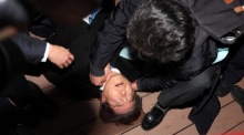 Oppositionsführer Lee Jae-myung wird bei einem Besuch in Busan angegriffen. Foto: epa/Yonhap