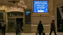 Auf einem Schild an der Grand Central Station werden die New Yorker aufgefordert, einen COVID-19-Behandlungsplan in New York zu erstellen. Foto: epa/Sarah Yenesel