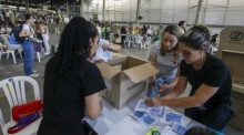 Wahlhelfer zählen in Medellín die Stimmen der Präsidentschaftsstichwahl aus. In Kolumbien entscheidet sich, wer künftig das höchste Staatsamt übernimmt. Foto: epa/Str