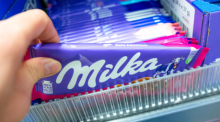 Milka-Schokoladentafeln werden in einem Geschäft angeboten. Foto: Sina Schuldt/dpa