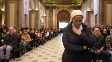 Menschen nehmen an einer Messe zu Ehren von Papst Franziskus in der Metropolitan-Kathedrale von Buenos Aires, Argentinien, am 21. April 2025 teil. Foto: EPA-EFE/Juan Ignacio Roncoro