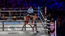 Jake Paul (re.) im Duell mit Julio Cesar Chavez Jr. während ihres Cruisergewichts-Kampfs im Honda Center in Anaheim. Foto: epa/Jill Connell
