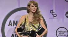 Taylor Swift posiert bei den American Music Awards 2022 im Microsoft Theater. Foto: Jordan Strauss/Invision/ap/dpa