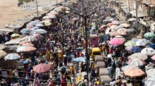 Menschen kaufen auf einem Markt ein. Archivfoto: epa/Emmanuel Adegboye