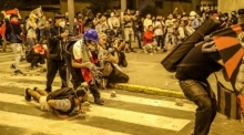 Hundertschaften von Demonstranten stoßen in der Innenstadt von Lima mit der Polizei zusammen. Foto: epa/Aldair Mejía